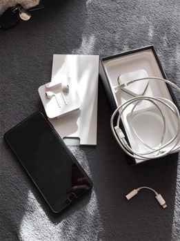 Jet Black Smartphone Apple iPhone 7 Plus Unbox